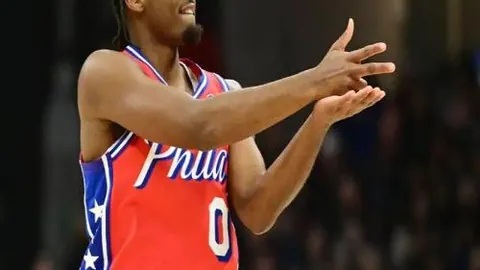 “意甲官方预热米兰德比：米兰大教堂海报重现逼真盛景”